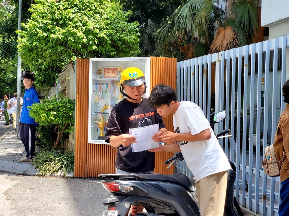 Thí sinh Hà Nội đến làm thủ tục dự thi chiều 25-6 Thí sinh Hà Nội đến làm thủ tục dự thi chiều 25-6