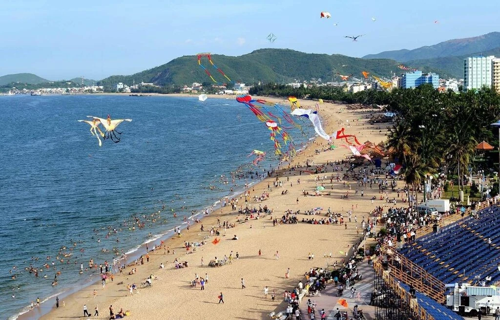 Bãi biển Nha Trang (Khánh Hòa) trong Ngày hội thả diều nghệ thuật tại Festival biển Nha Trang.