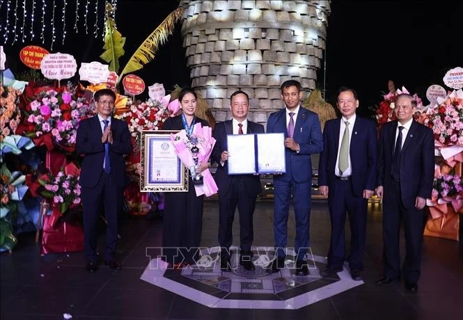 Ban tổ chức trao Bằng công nhận Kỷ lục thế giới Tháp Thần nông cho Kỷ lục gia Trần Văn Toản, Công ty TNHH Kỹ thương Đông Đô.