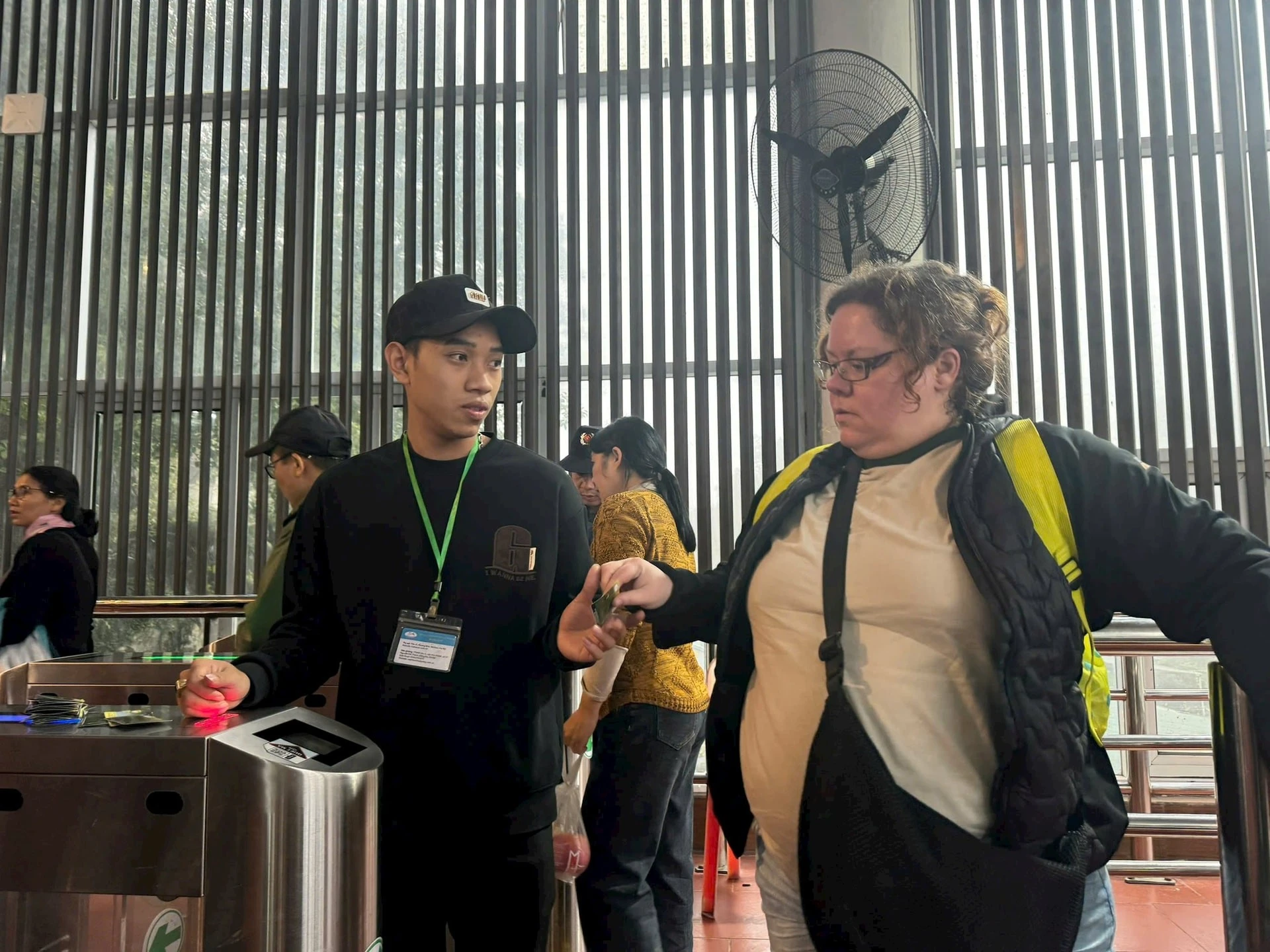 Du khách sử dụng vé có mã QR khi đi cáp treo chùa Hương (Mỹ Đức, Hà Nội).