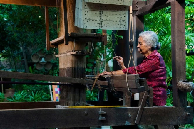 Nghệ nhân của làng nghề dệt lụa Vạn Phúc.