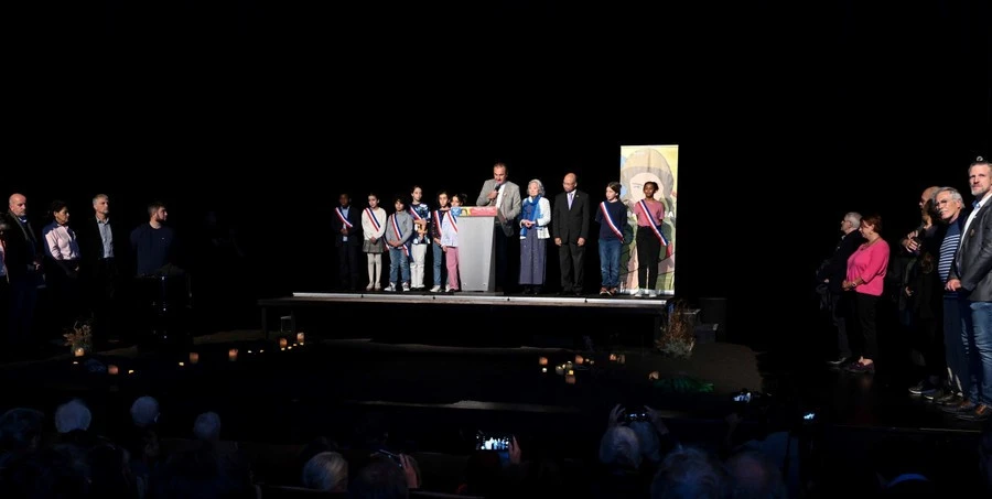 Ngày 26/9, bà Trần Tố Nga nhận danh hiệu 'Công dân danh dự của Villejuif'. Nguồn ảnh: Đoàn kịch Lumiere d’Aout