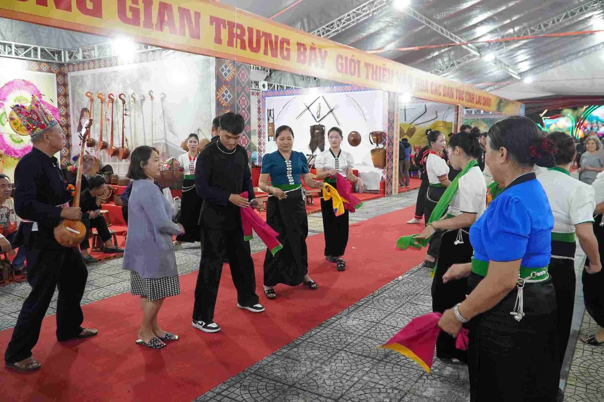 Du khách giao lưu tại gian trưng bày văn hóa dân tộc Thái trong đêm bế mạc. Du khách giao lưu tại gian trưng bày văn hóa dân tộc Thái trong đêm bế mạc.
