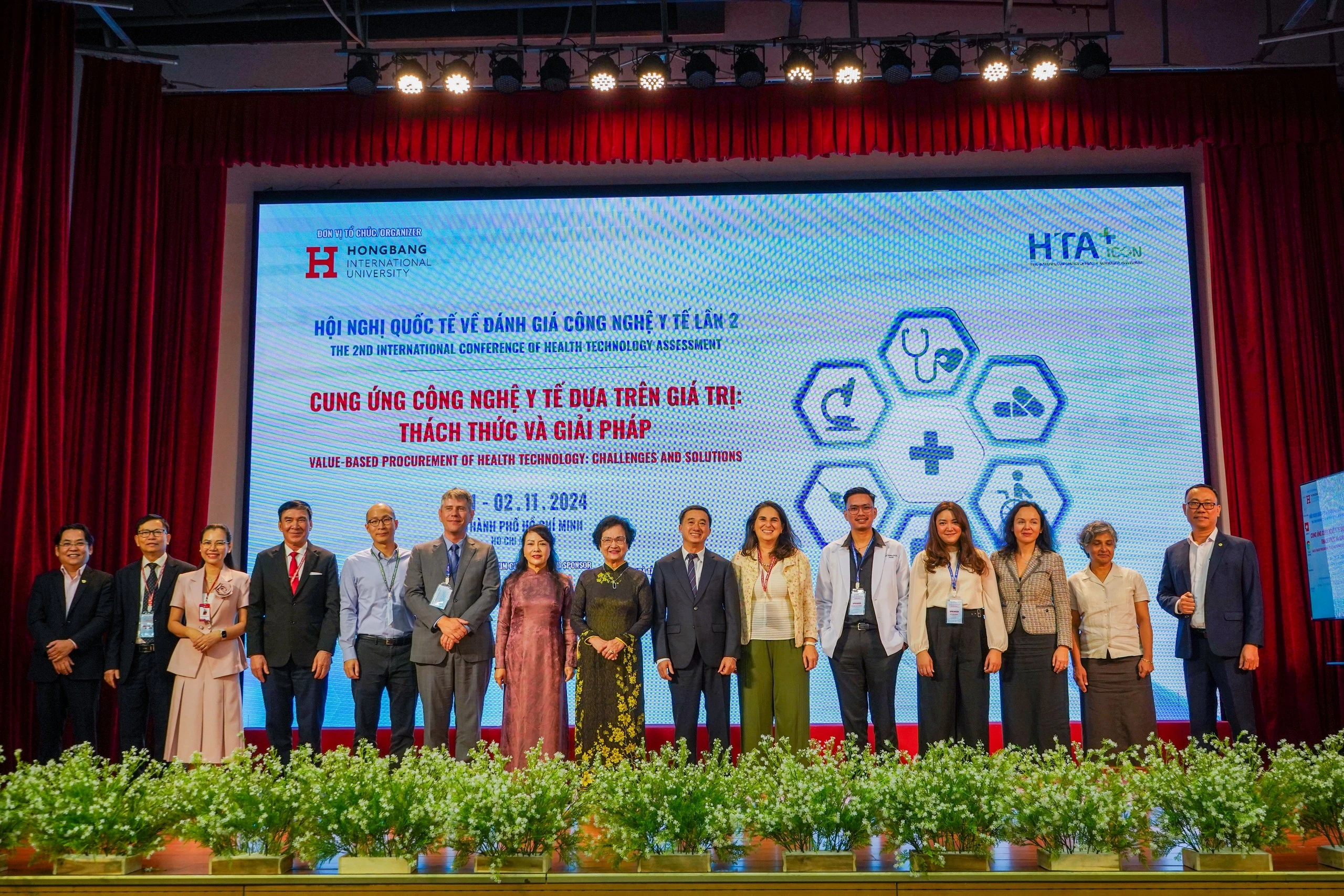 Thứ trưởng Bộ Y tế Trần Văn Thuấn, nguyên Bộ trưởng Bộ Y tế Nguyễn Thị Kim Tiến, nguyên Bộ trưởng Bộ Y tế Trần Thị Trung Chiến cùng các đại biểu, diễn giả tham dự hội nghị.