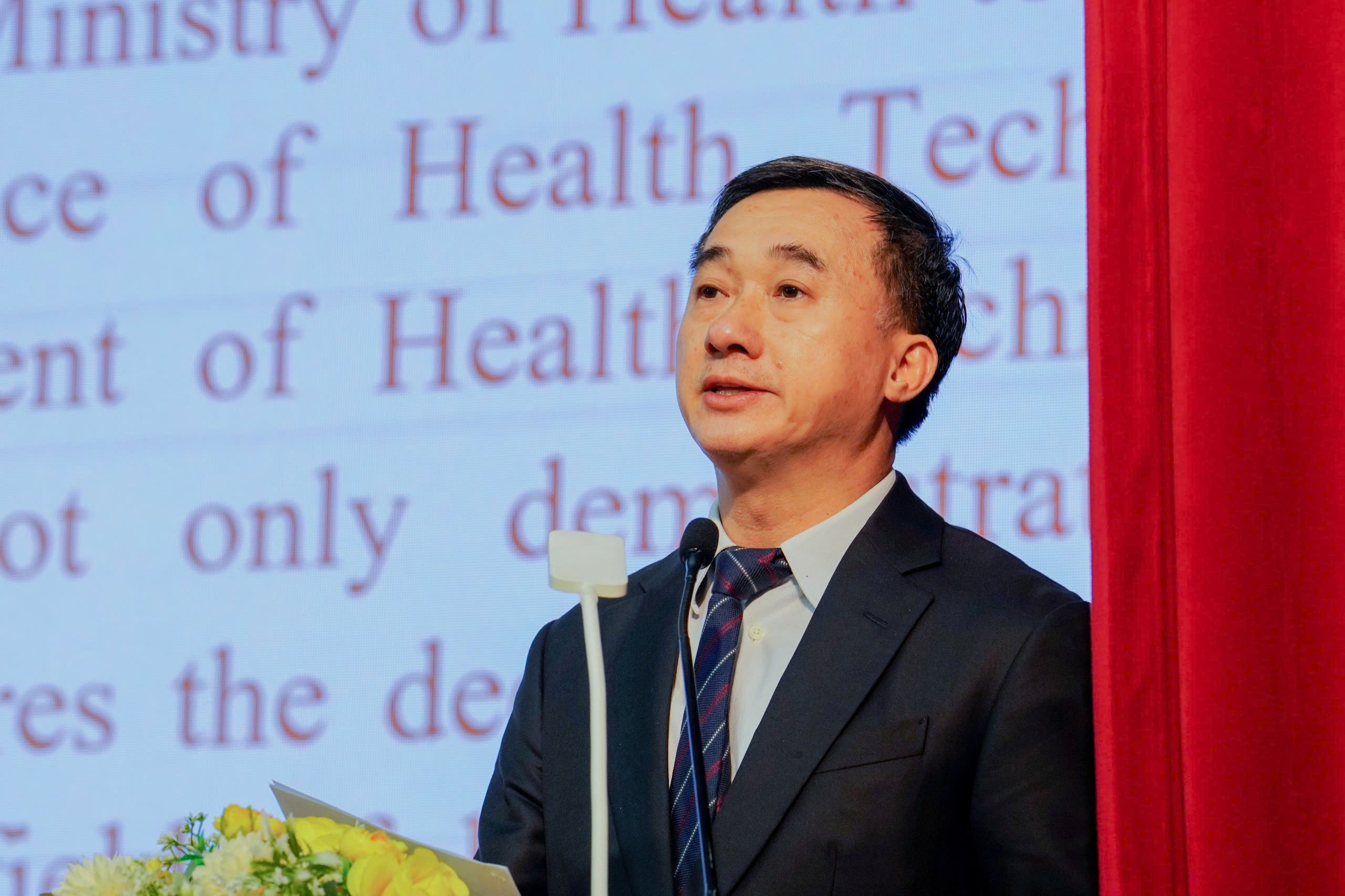 GS.TS Trần Văn Thuấn - Thứ trưởng Bộ Y tế đánh giá: Công nghệ y tế đã có những đóng góp bước đầu trong xây dựng chính sách về phạm vi quyền lợi BHYT và ứng dụng trong xây dựng chiến lược đàm phán giá thuốc. GS.TS Trần Văn Thuấn - Thứ trưởng Bộ Y tế đánh giá: Công nghệ y tế đã có những đóng góp bước đầu trong xây dựng chính sách về phạm vi quyền lợi BHYT và ứng dụng trong xây dựng chiến lược đàm phán giá thuốc.
