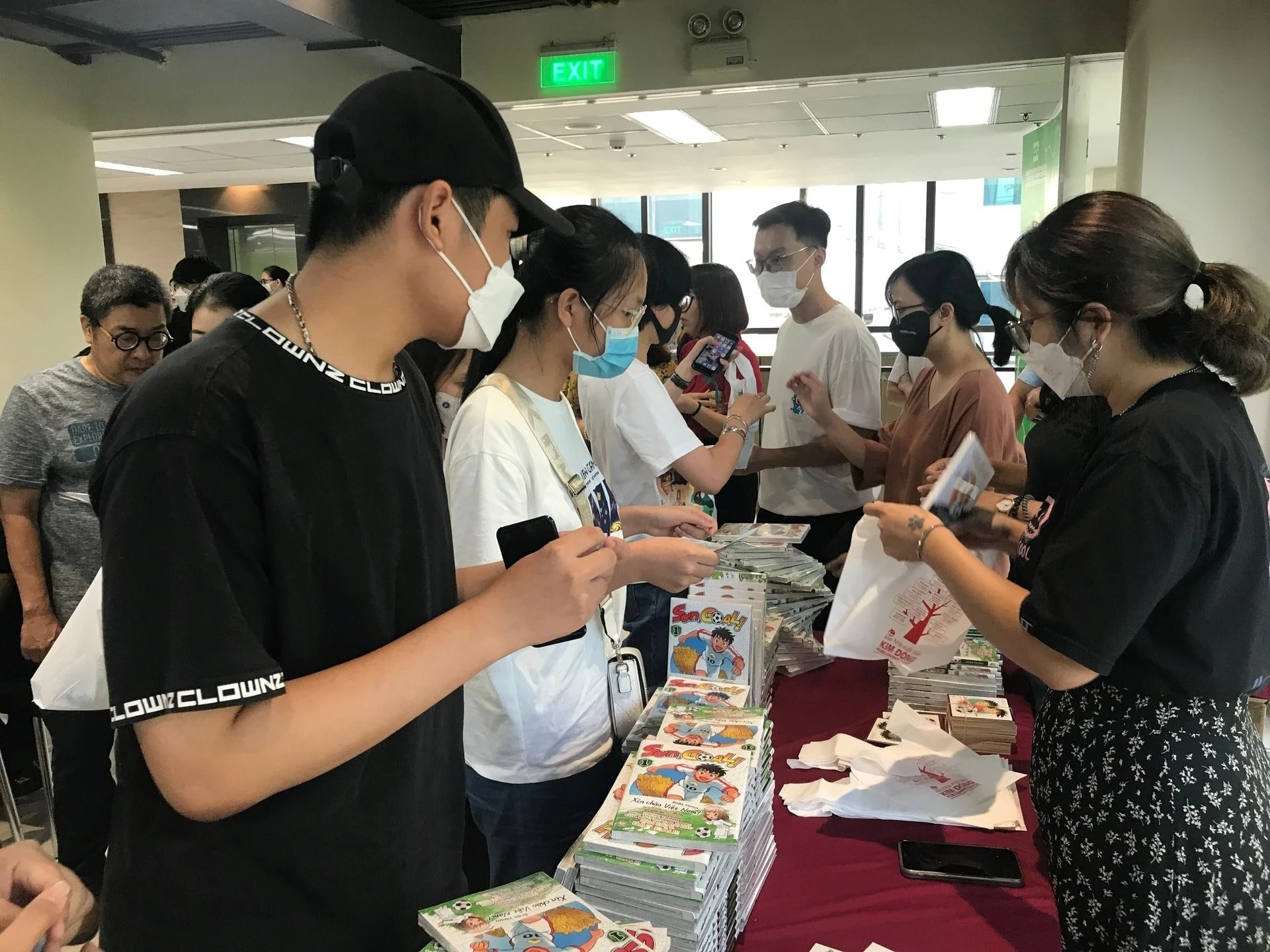 Độc giả tìm mua cuốn truyện tranh “Sơn, Goal!” khi vừa ra mắt.