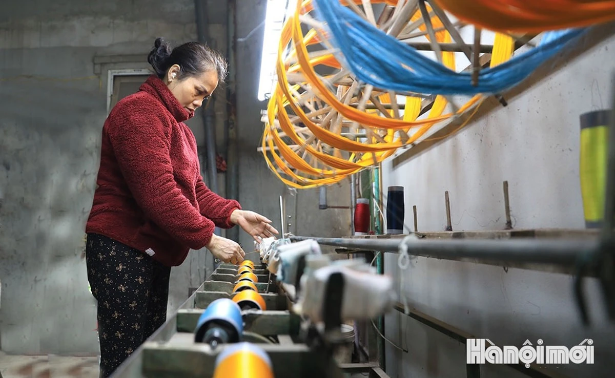 Vạn Phúc có rất nhiều loại lụa, nhưng nổi tiếng nhất là lụa vân. Loại này được làm hoàn toàn từ lụa tơ tằm, hài hòa, trang nhã, mang đến sự ấm áp vào mùa đông và mát mẻ vào mùa hè cho người sử dụng.