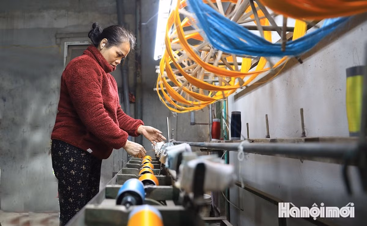 Vạn Phúc có rất nhiều loại lụa, nhưng nổi tiếng nhất là lụa vân. Loại này được làm hoàn toàn từ lụa tơ tằm, hài hòa, trang nhã, mang đến sự ấm áp vào mùa đông và mát mẻ vào mùa hè cho người sử dụng.