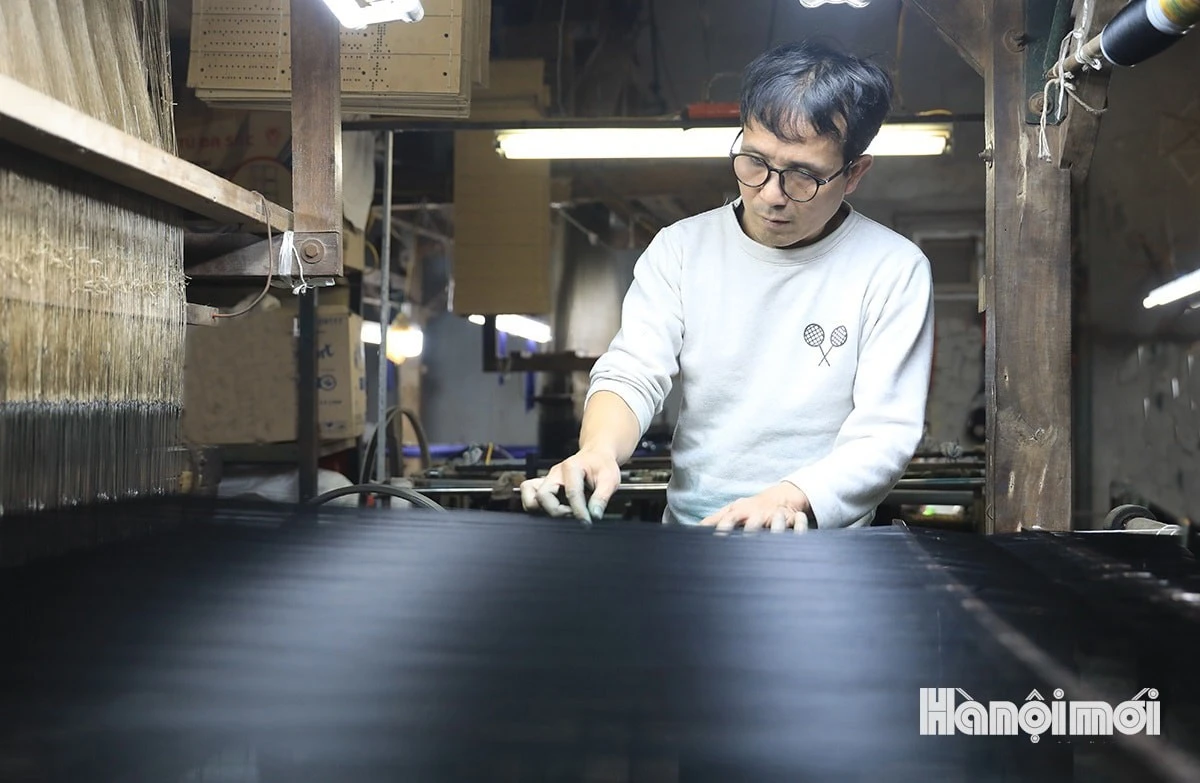 Điểm khác biệt của lụa vân là ở cách dệt, hoàn toàn bằng thủ công nên đòi hỏi thợ phải có tay nghề cao.