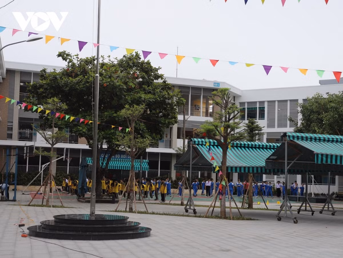 Trường Trung học cơ sở Nguyễn Huệ, quận Hải Châu, thành phố Đà Nẵng đã áp dụng quy định hạn chế học sinh sử dụng điện thoại trong trường học nhiều năm nay.