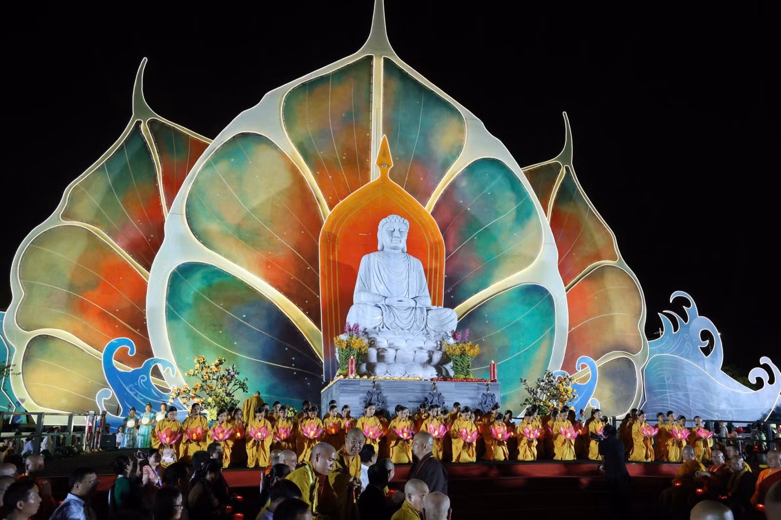 Trong khuôn khổ Đại lễ Vesak, Ban Nghi lễ Trung ương Giáo hội Phật giáo Việt Nam tổ chức lễ khai đàn cầu siêu các anh hùng, liệt sĩ tại chùa Thanh Tâm (chùa Phật Cô Đơn).
