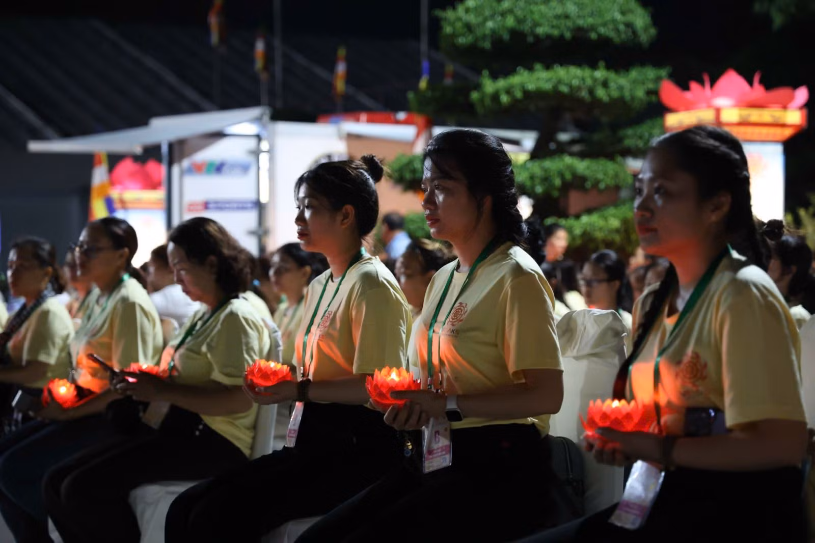 Các tình nguyện viên thắp nến cầu nguyện cho các anh hùng liệt sĩ trong buổi cầu siêu anh linh các hình liệt sĩ vào tối 6/5.