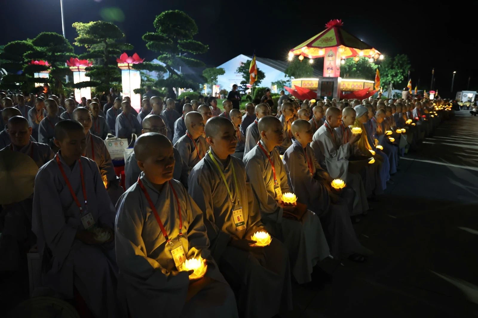 Các tăng ni, phật tử cầu nguyện hòa bình cho nhân loại tại Đại lễ Vesak 2025.