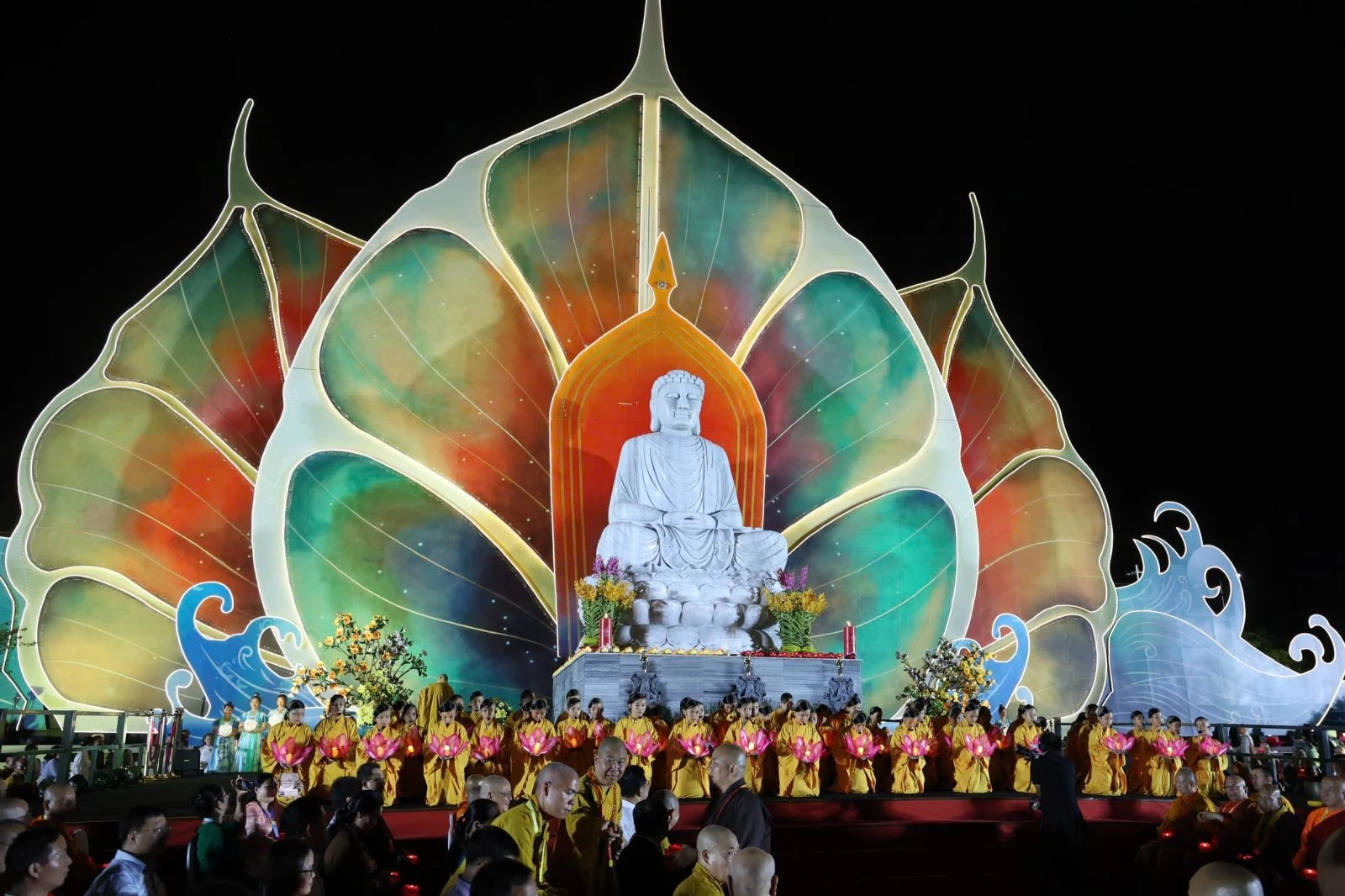 Trong khuôn khổ Đại lễ Vesak, Ban Nghi lễ Trung ương Giáo hội Phật giáo Việt Nam tổ chức lễ khai đàn cầu siêu các anh hùng, liệt sĩ tại chùa Thanh Tâm (chùa Phật Cô Đơn).