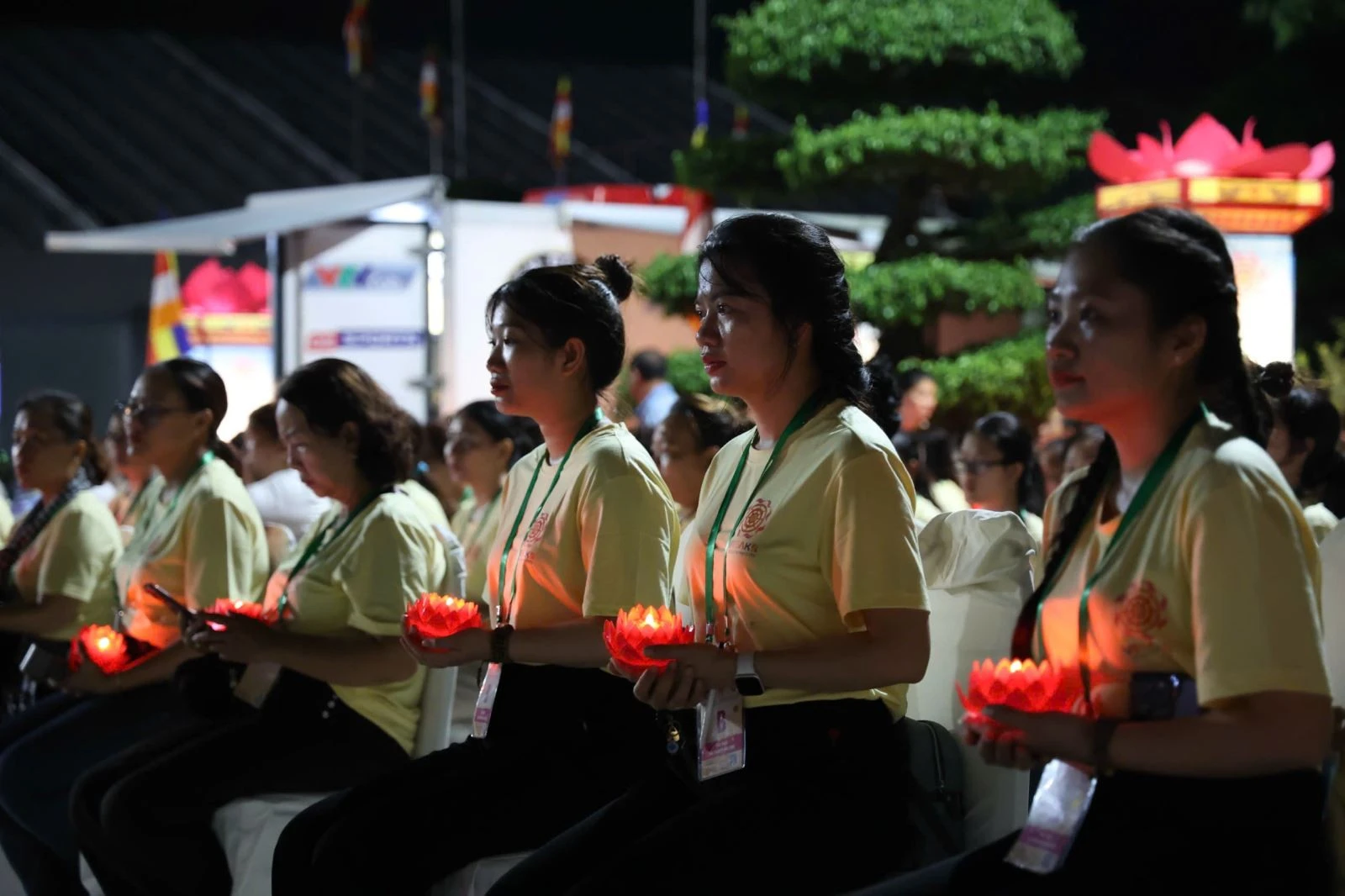 Các tình nguyện viên thắp nến cầu nguyện cho các anh hùng liệt sĩ trong buổi cầu siêu anh linh các hình liệt sĩ vào tối 6/5.