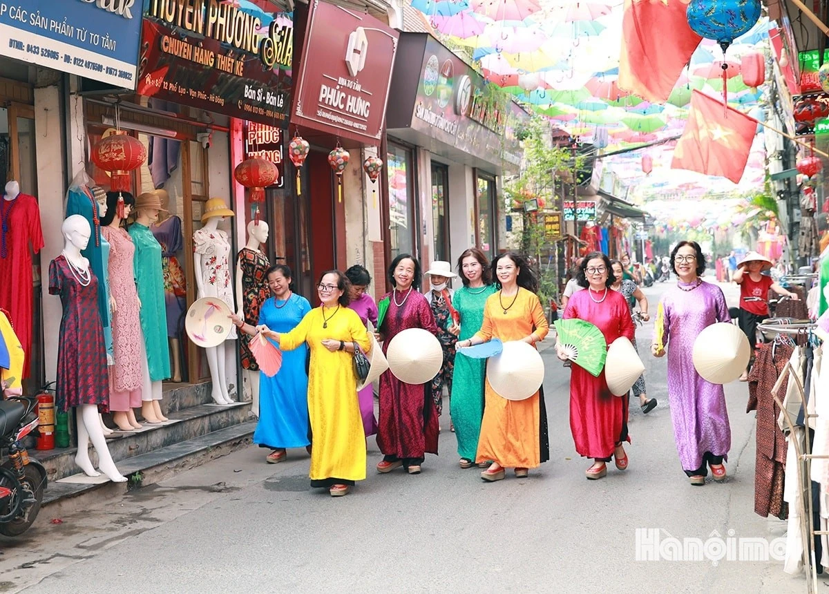 Làng lụa Vạn Phúc (quận Hà Đông) là một trong những làng nghề dệt lụa lâu đời với hơn 1.000 năm tuổi.