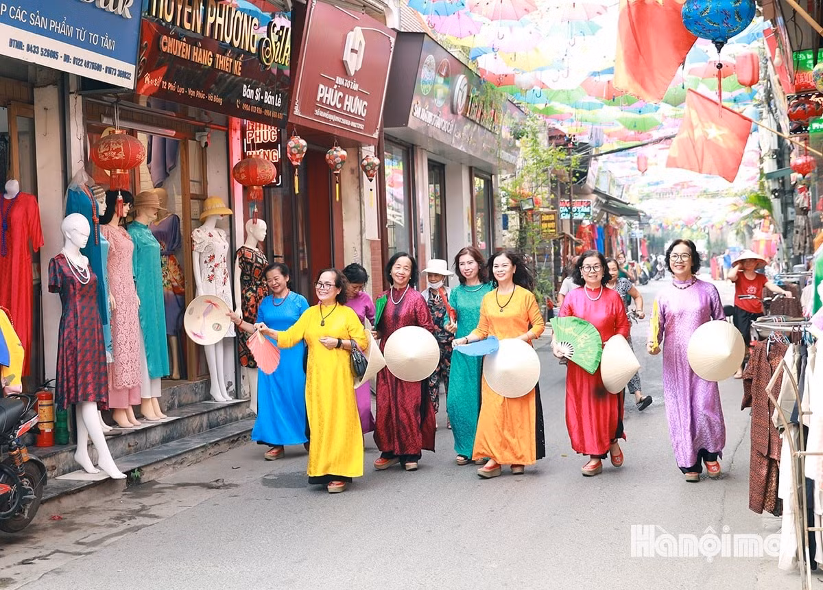 Làng lụa Vạn Phúc (quận Hà Đông) là một trong những làng nghề dệt lụa lâu đời với hơn 1.000 năm tuổi.