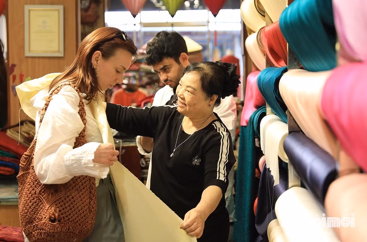 9 / 14 Đại diện một trong những gia đình có nhiều thế hệ dệt lụa tại làng Vạn Phúc, nghệ nhân Nguyễn Thị Tâm (chủ cơ sở sản xuất lụa tơ tằm Triệu Văn Mão) chia sẻ: “Chúng tôi vui mừng, phấn khởi khi sản phẩm lụa của địa phương vươn tầm thế giới. Chúng tôi đã ứng dụng khoa học công nghệ vào một số công đoạn sản xuất để tạo ra nhiều mẫu mã mới đáp ứng nhu cầu của người tiêu dùng và tăng cường hiệu suất, tiết kiệm sức lao động”.