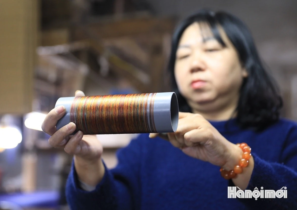 “Để đáp ứng sự chuyển mình mạnh mẽ này, làng lụa Vạn Phúc cần có quy mô sản xuất rộng hơn, khu trưng bày sản phẩm đặc trưng để quảng bá, gìn giữ và phát huy giá trị truyền thống, cốt lõi của làng nghề nghìn năm tuổi”, bà Lan cho hay.