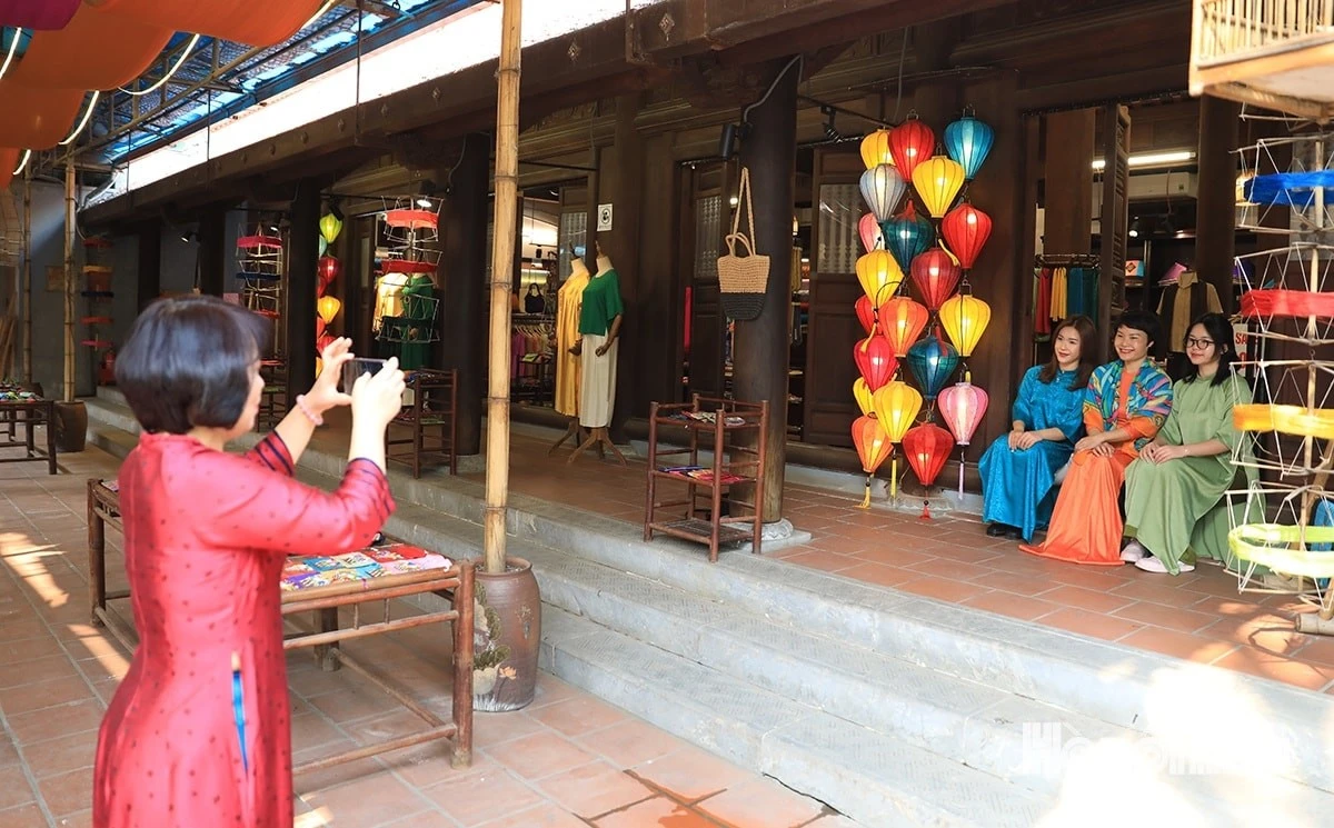 Không gian đẹp của làng lụa Vạn Phúc thu hút nhiều khách đến chụp ảnh check-in.