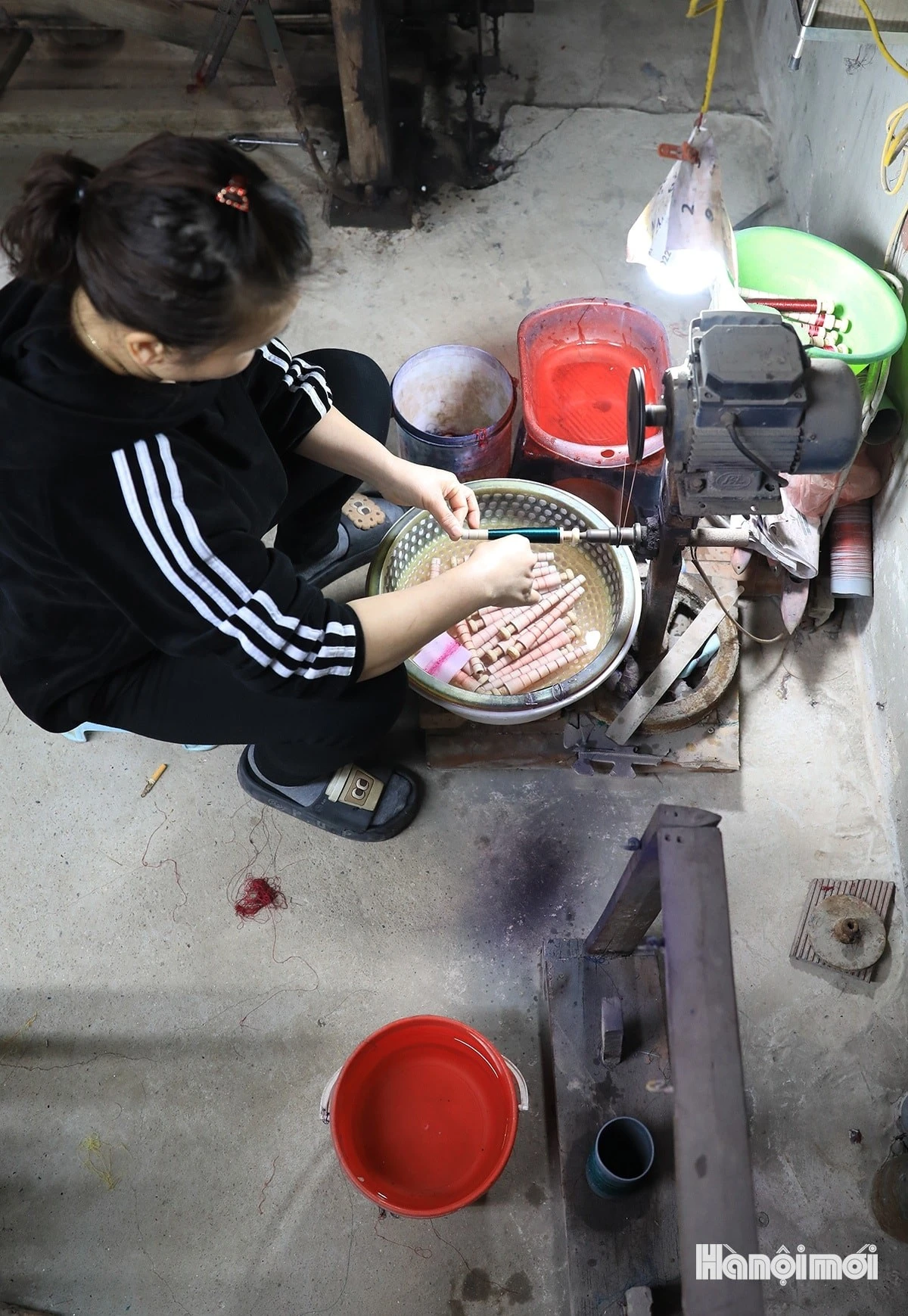 Quy trình sản xuất lụa tại làng Vạn Phúc cơ bản được thực hiện thủ công, đòi hỏi sự cẩn thận, tỉ mỉ của người chế tạo mới có thể bảo đảm chất lượng sản phẩm.