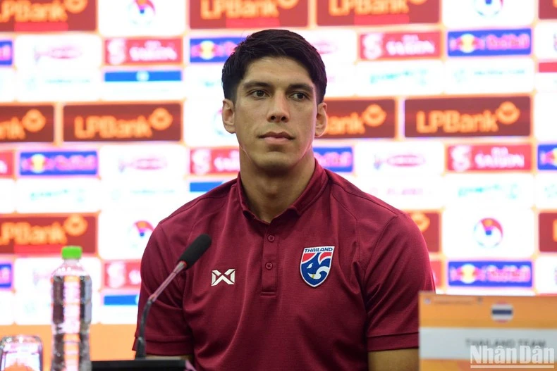 Trung vệ Elias Dolah góp mặt tại buổi họp báo.