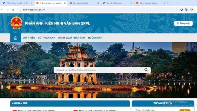 Truy cập hệ thống thông tin trên máy tính.