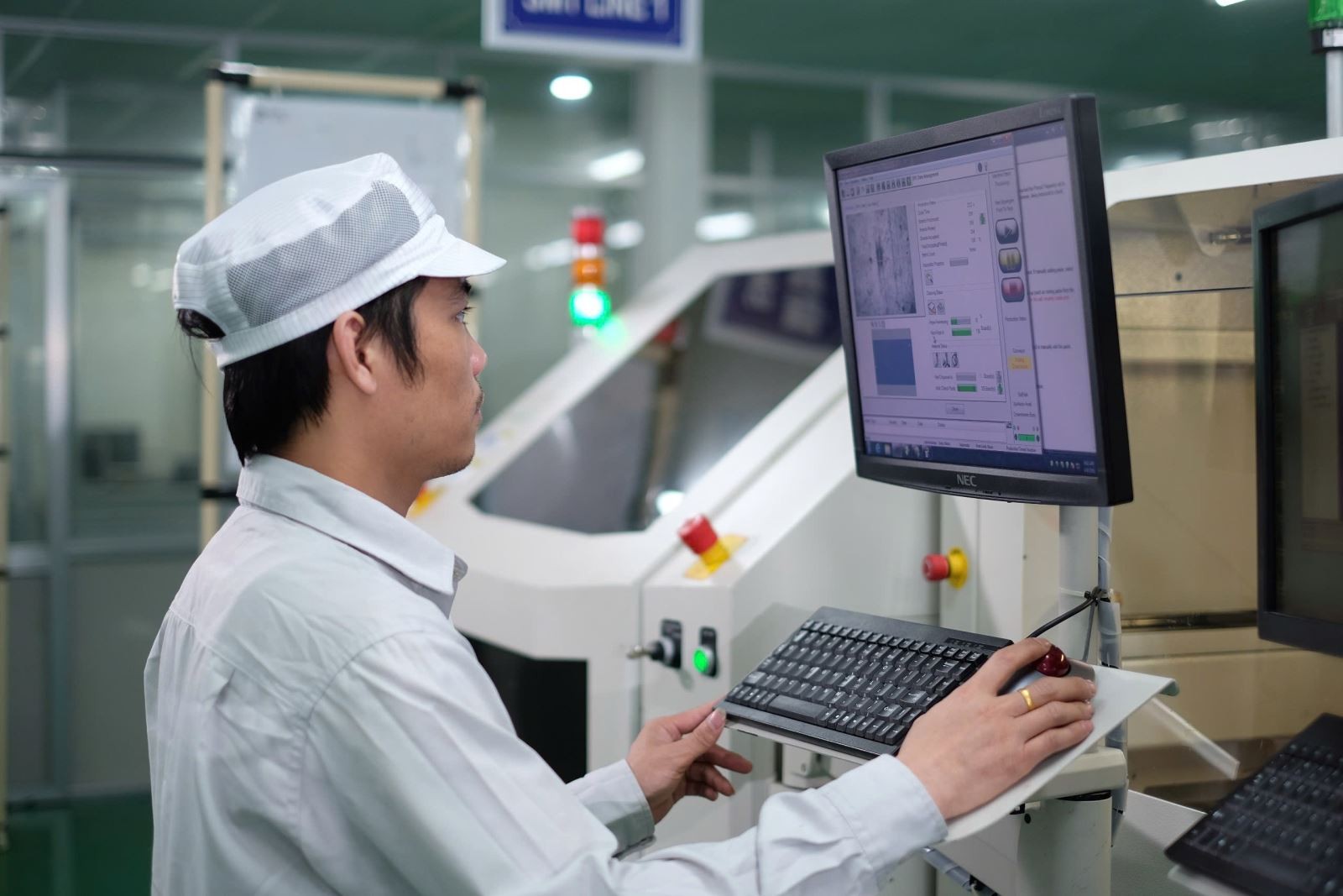 Công ty Rạng Đông ứng dụng dây chuyền sản xuất hiện đại, đổi mới khoa học công nghệ. Công ty Rạng Đông ứng dụng dây chuyền sản xuất hiện đại, đổi mới khoa học công nghệ.