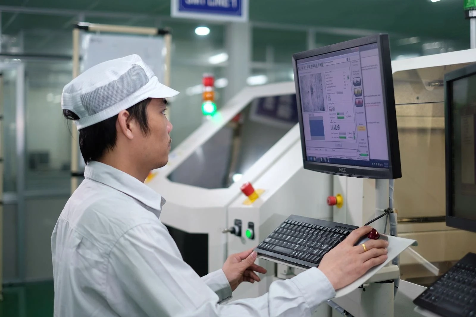 Công ty Rạng Đông ứng dụng dây chuyền sản xuất hiện đại, đổi mới khoa học công nghệ.