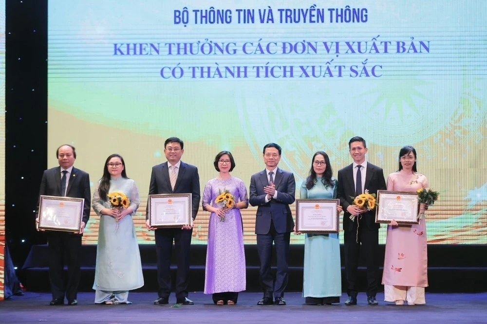 Bộ trưởng Bộ Thông tin và Truyền thông Nguyễn Mạnh Hùng trao tặng Bằng khen cho các đơn vị xuất bản có thành tích xuất sắc.