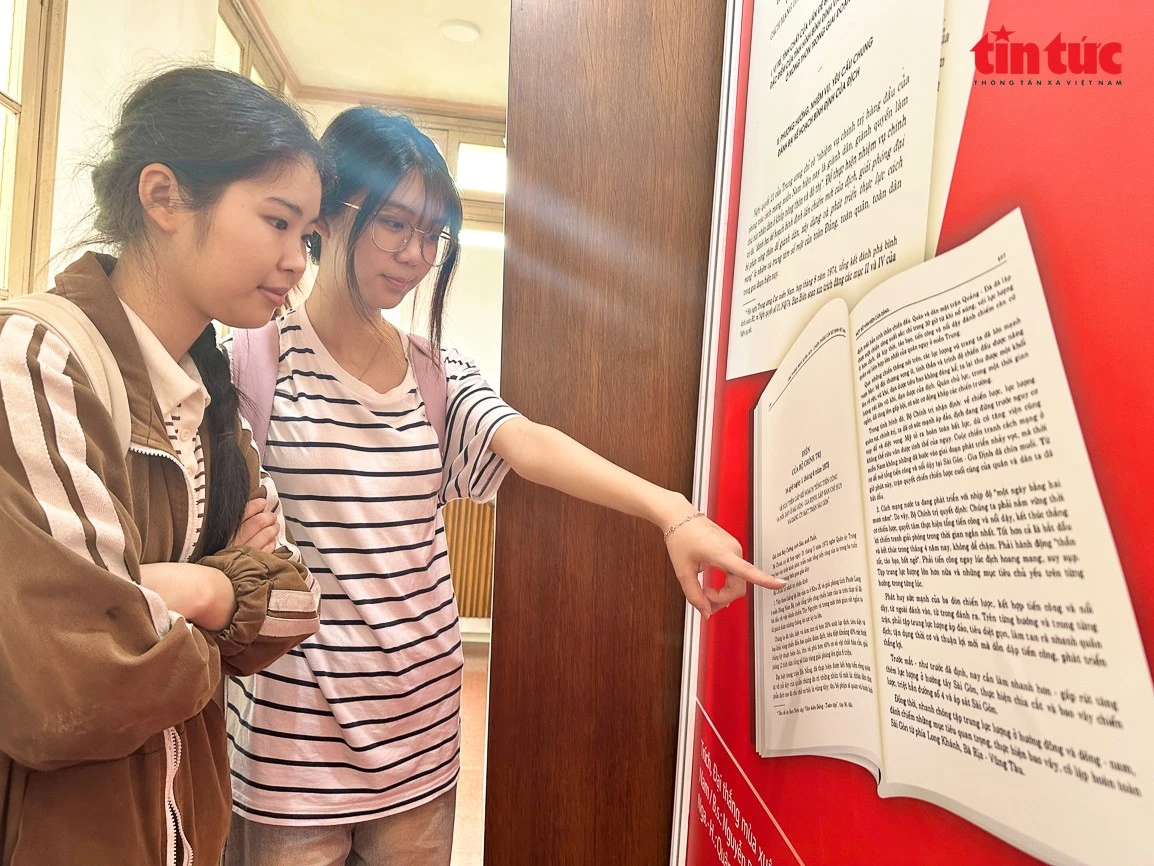 Sinh viên Nguyễn Quỳnh Anh (đeo kính) cùng bạn tìm hiểu các tư liệu lịch sử quý giá tại thư viện.