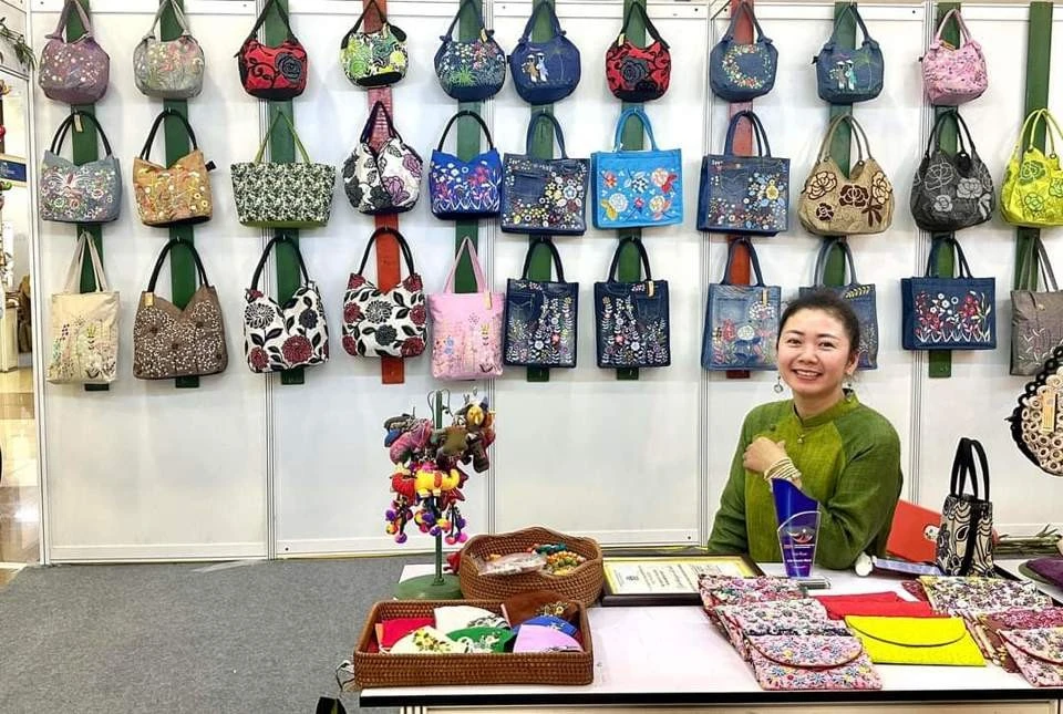 Gian trưng bày sản phẩm thủ công mỹ nghệ của Việt Nam.