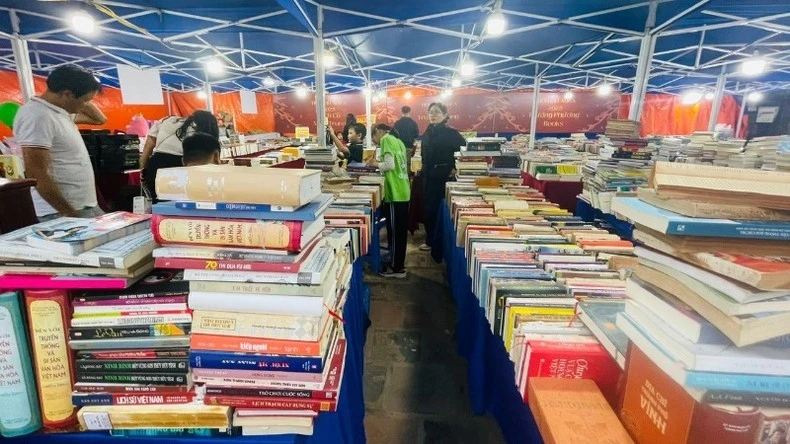 Không gian đọc của Trường Phương Books mang đến đa dạng các thể loại sách: văn học, lịch sử, khoa học, thiếu nhi, ngoại văn...