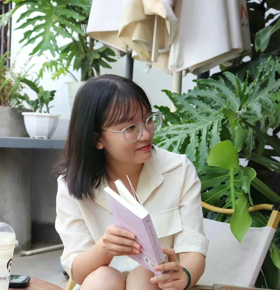 Chị Nguyễn Thùy Phương chia sẻ về thói quen đọc sách. Chị Nguyễn Thùy Phương chia sẻ về thói quen đọc sách.