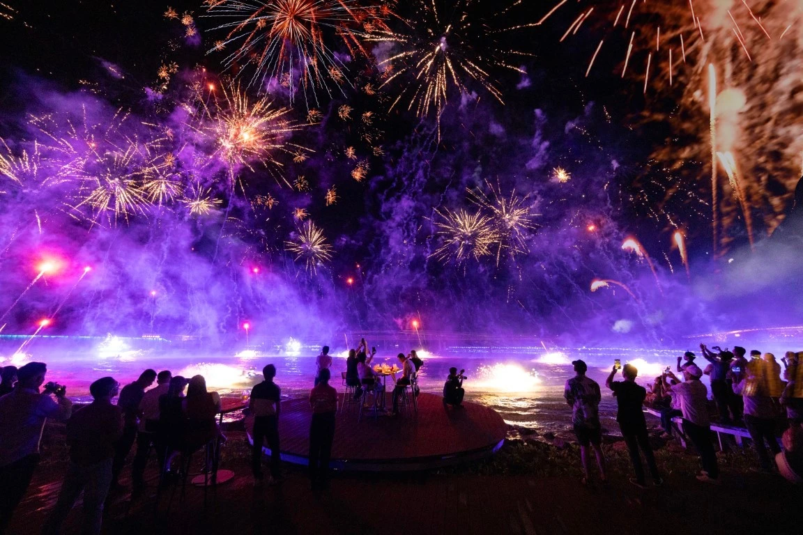 Show diễn Symphony of the Sea tại Thị trấn Hoàng Hôn.