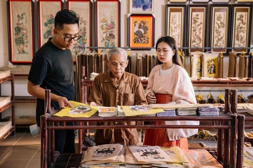 Những người tham gia dự án ghi lại hình ảnh tư liệu về nghề làm tranh truyền thống.