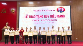 Một số đảng bộ địa phương tổ chức trao Huy hiệu Đảng cho đảng viên dịp 19/5