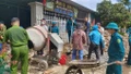 Hơn 100 cán bộ, người dân xã Gia Hội chung tay hỗ trợ hộ dân bị thiệt hại sau thiên tai 