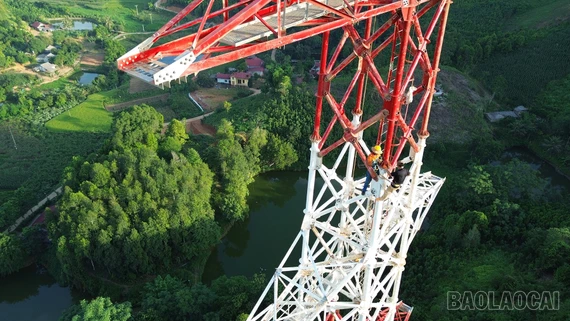 Gấp rút lắp cột thép đường dây 500kV Lào Cai - Vĩnh Yên trước mùa mưa
