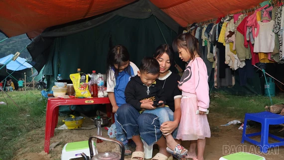 [Ảnh] Cuộc sống của người dân ở những khu lánh nạn trước ngày vào nhà mới