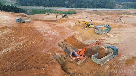 San đồi, bạt núi thi công dự án tái định cư đường sắt Lào Cai - Hà Nội - Hải Phòng