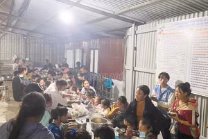 Ấm tình người giữa bão lũ Sa Pa