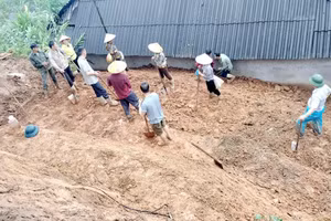 Xã Phìn Ngan đưa 25 hộ dân thôn Suối Chải ra nhà tránh trú an toàn trước bão số 3