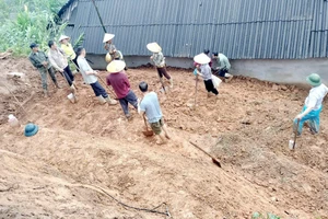 Xã Phìn Ngan đưa 25 hộ dân thôn Suối Chải ra nhà tránh trú an toàn trước bão số 3