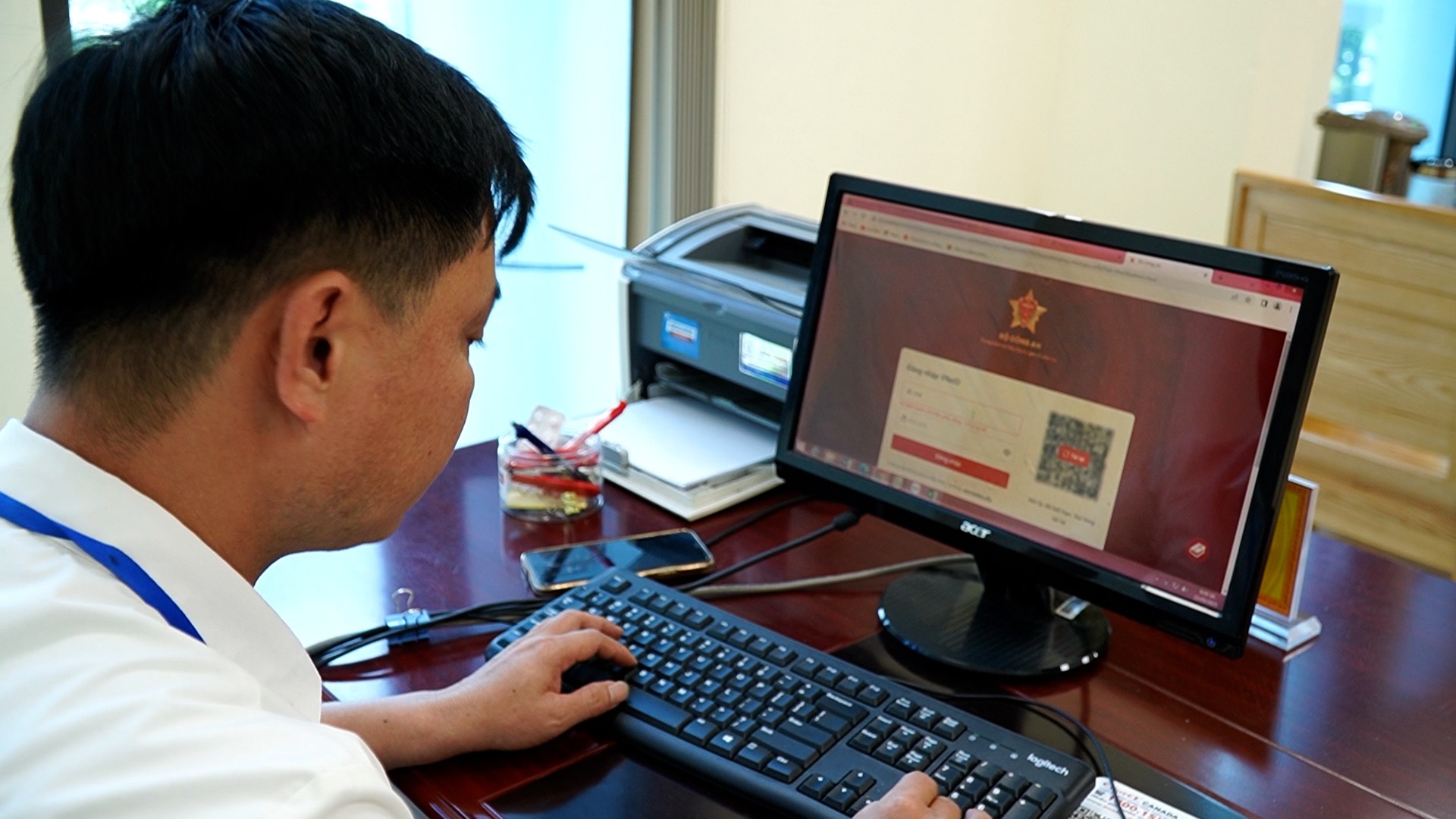 Tham gia ý kiến vào dự thảo Nghị quyết sửa đổi, bổ sung một số điều của Hiến pháp năm 2013 trên ứng dụng VNeID. ung-dung-vneid-de-tham-gia-y-kien.jpg