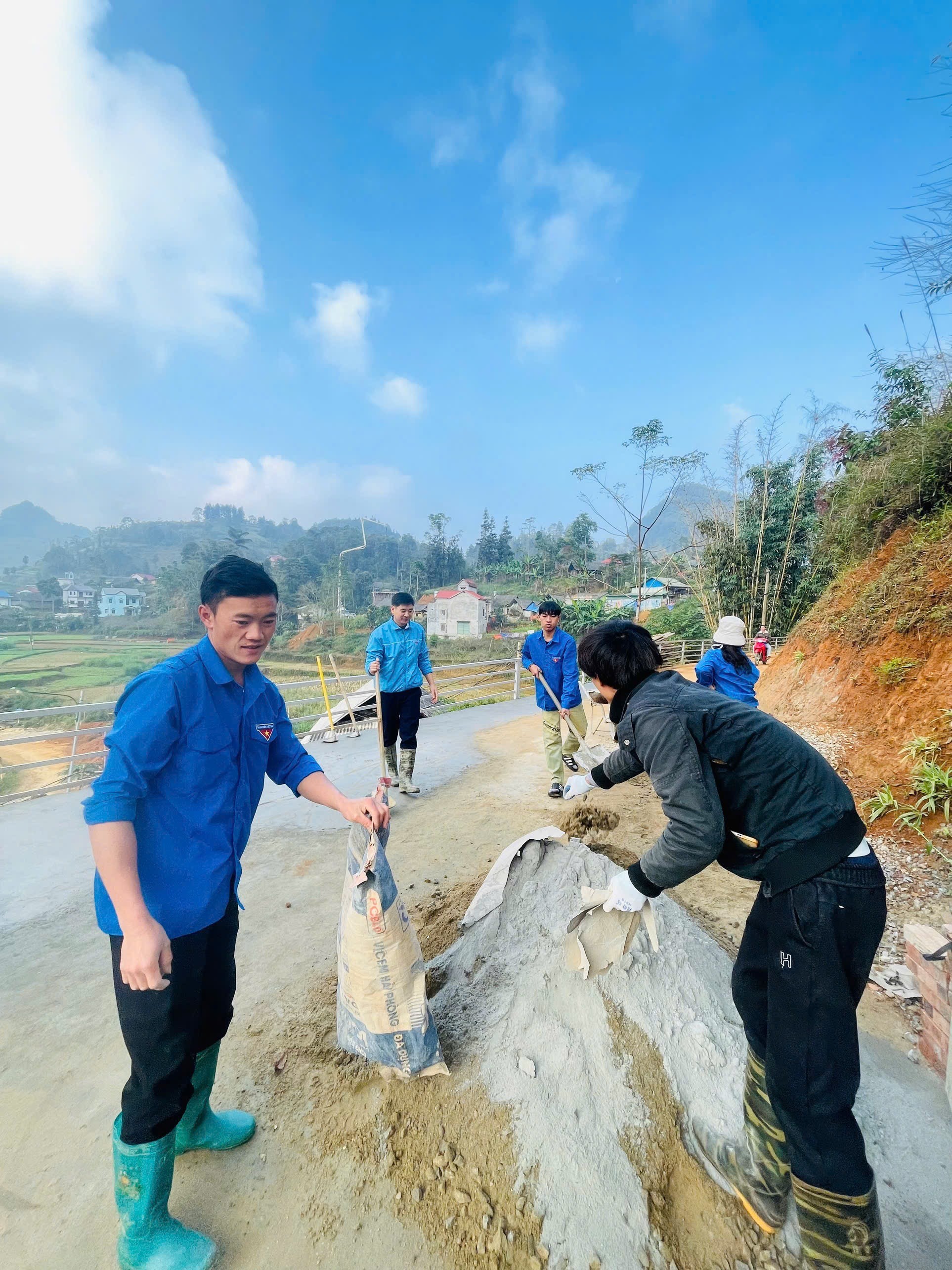 Ungdomsfackmedlemmar och ungdomar i Bac Ha-kommunen gjutit betong för att bygga en väg som leder till Phec Bung-förskoleavdelningen. img-6449.jpg