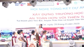 Giáo viên, học sinh tham gia đóng tình huống giả định về bão lũ, ngập lụt.
