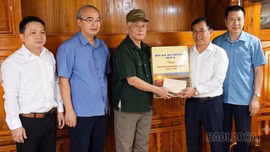 Đồng chí Trưởng ban Tổ chức Tỉnh ủy thăm, tặng quà gia đình người có công và thân nhân liệt sĩ xã Mường Lai