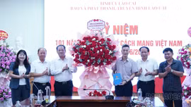 Thường trực HĐND tỉnh và Đoàn đại biểu Quốc hội tỉnh thăm, chúc mừng Báo và Phát thanh, Truyền hình Lào Cai nhân dịp 21/6