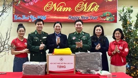 Hội Chữ thập đỏ tỉnh trao quà Tết tại vùng biên giới A Mú Sung và Trịnh Tường